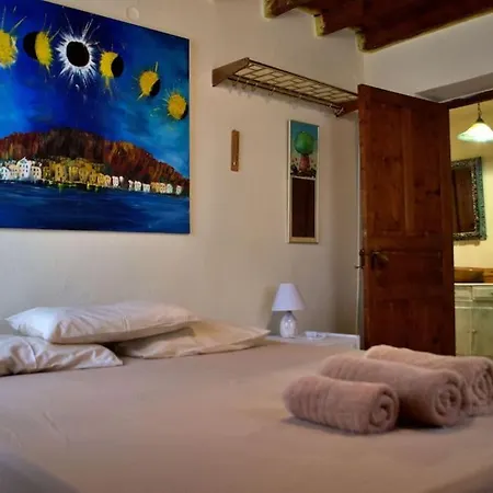 Апартаменти Evening Primerose House *