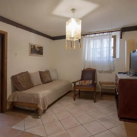 Апартаменти Evening Primerose House *